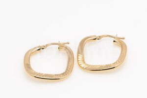 Pridané do zoznamu, Kruhové náušnice zlaté AUNAUK000165, cena <span class="woocommerce-Price-amount amount"><bdi>432,00&nbsp;<span class="woocommerce-Price-currencySymbol">&euro;</span></bdi></span>.