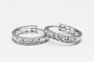 Pridané do zoznamu, Kruhové náušnice zlaté AUNAUK000356, cena <span class="woocommerce-Price-amount amount"><bdi>270,00&nbsp;<span class="woocommerce-Price-currencySymbol">&euro;</span></bdi></span>.