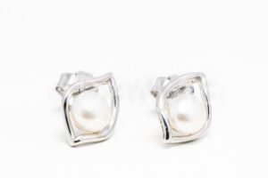 Pridané do zoznamu, Napichovacie náušnice strieborné AGNAUN000869, cena <span class="woocommerce-Price-amount amount"><bdi>38,00&nbsp;<span class="woocommerce-Price-currencySymbol" translate="no" dir="auto">&euro;</span></bdi></span>.