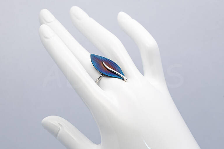 Dámsky prsteň strieborný s modrým ornamentom AGPD000377